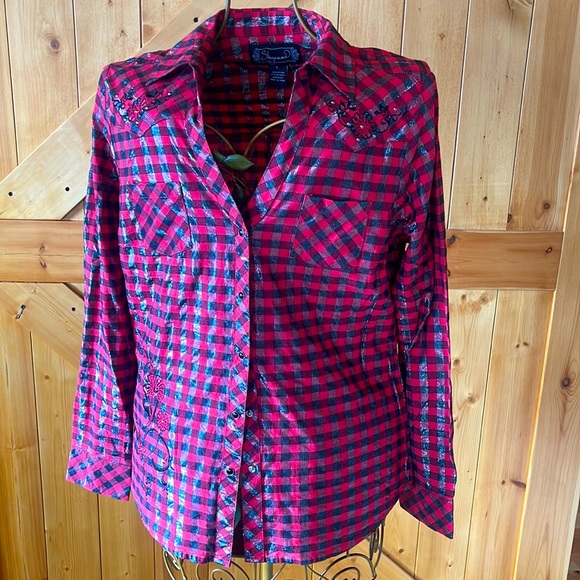 Shyanne Tops - Women’s Western Shyanne snap bottom , V-neck shirt